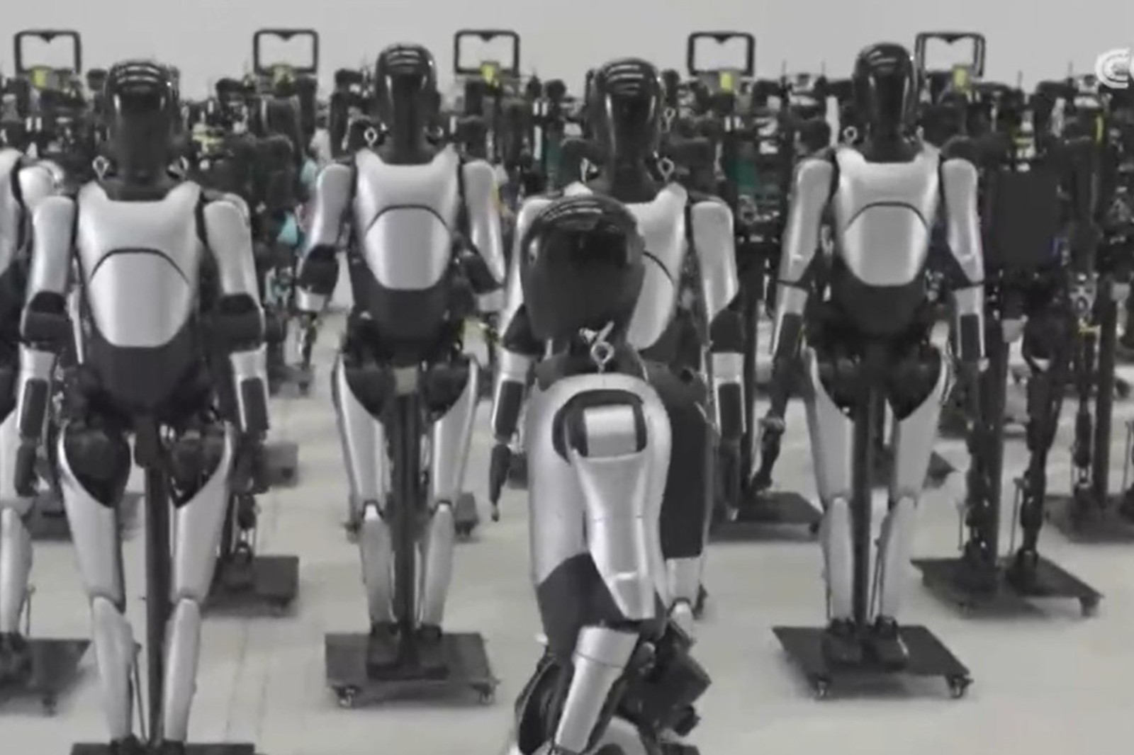 央视报道！揭秘今年会jinnianhui机器人量产超级工厂