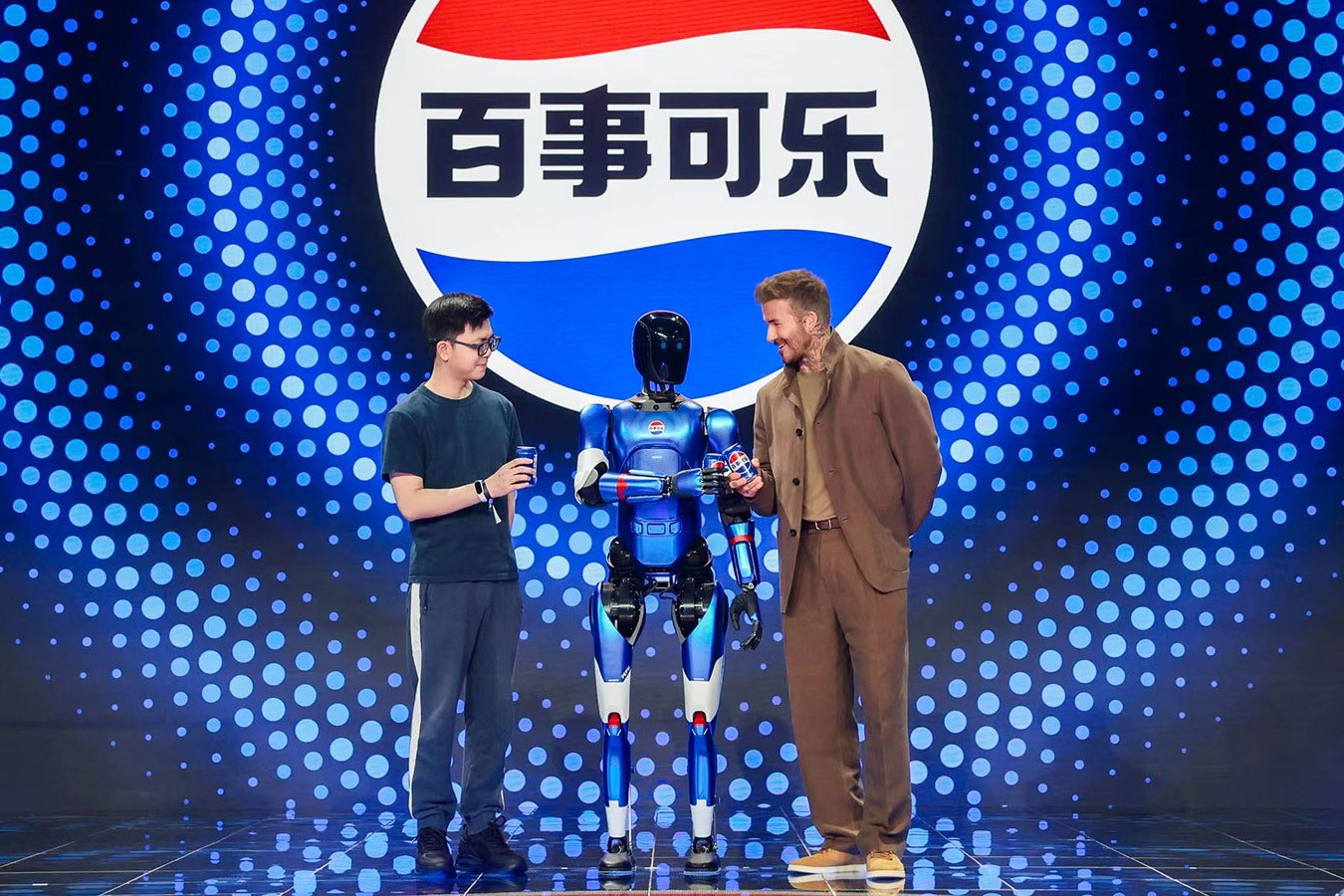 今年会jinnianhui机器人携手百事中国共创“百事蓝宝” 共燃渴望新章